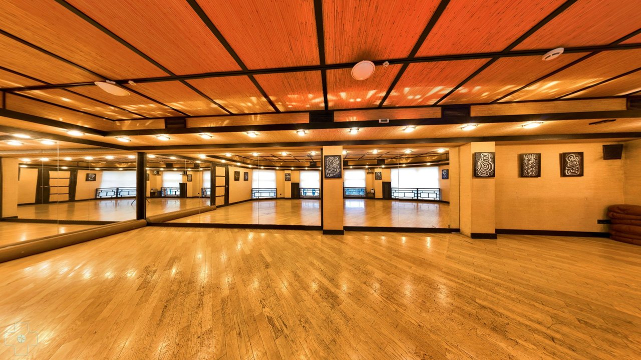 Клуб Инби на площади Борьбы